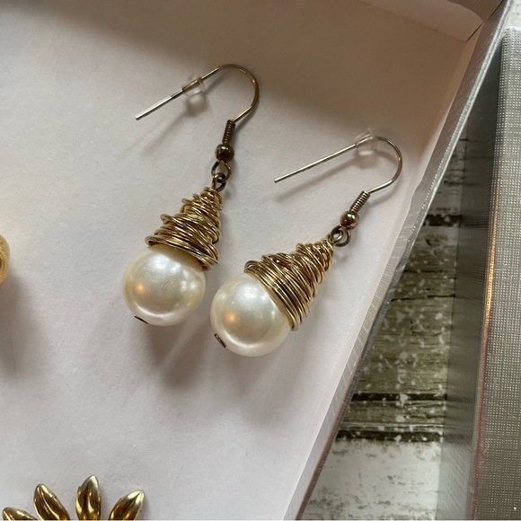 Elegant Gold and Pearl Jewelry Set - Picture 7 of 7